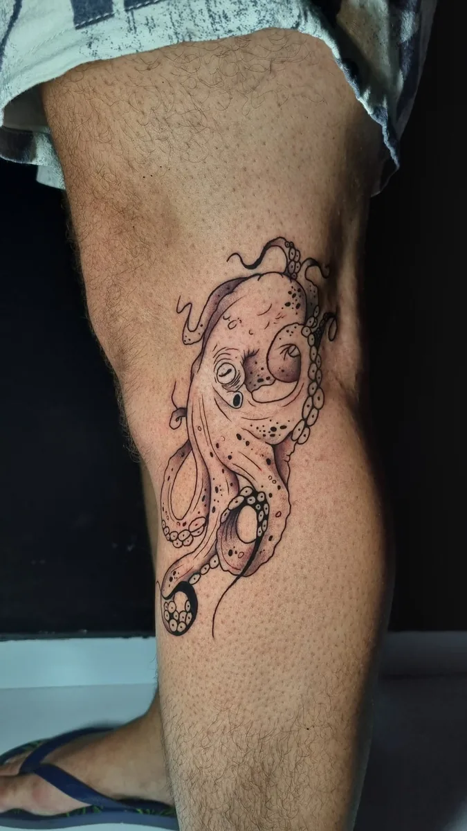 Tatuagem de polvo em traço fino Palivo Tattoo