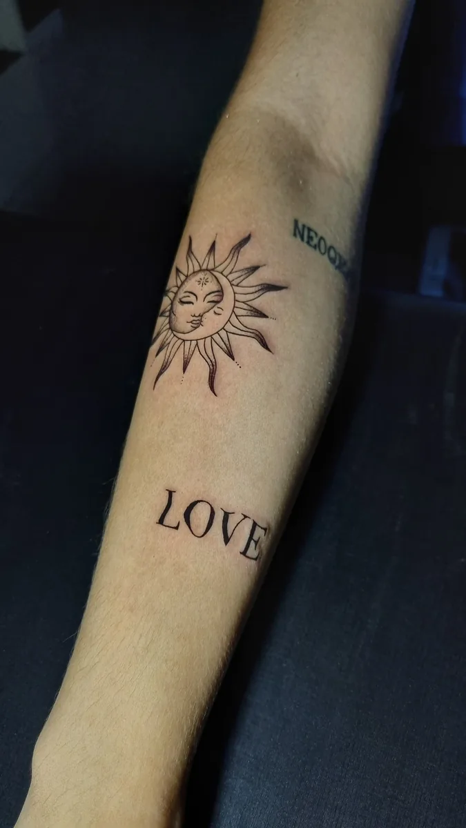 Tatuagem Fine Line de sol e lettering Palivo Tattoo