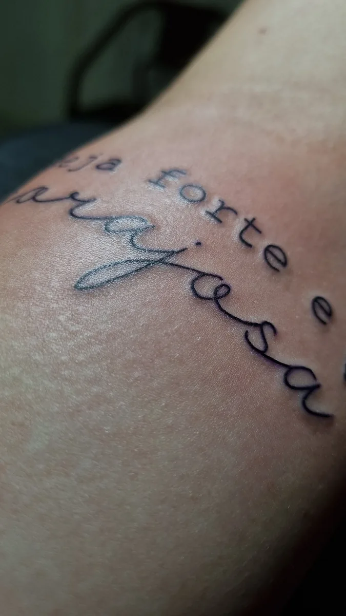 Lettering delicado Palivo Tattoo
