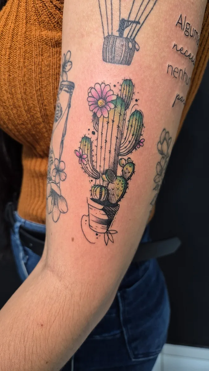 Tatuagem colorida de cactos Palivo Tattoo