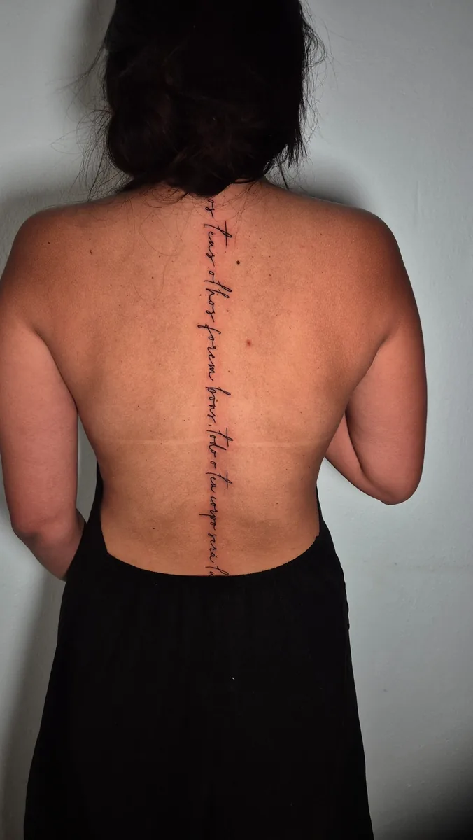 Lettering na coluna Palivo Tattoo