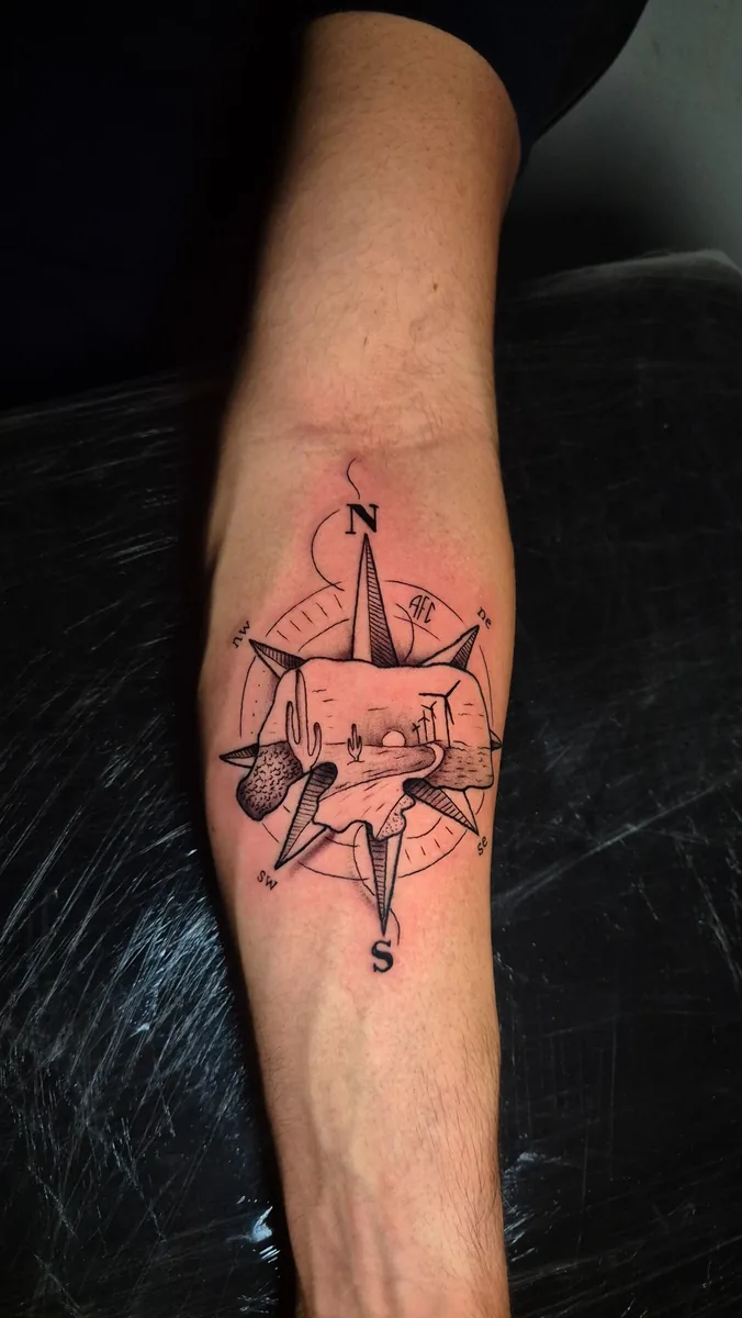 Composição geométrica com bússola Palivo Tattoo
