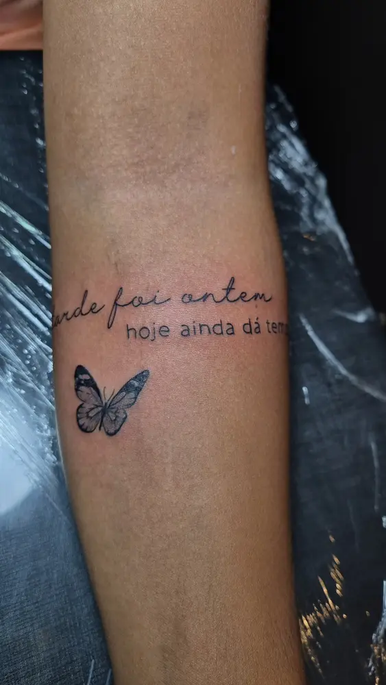 Fine Line com borboleta Palivo Tattoo