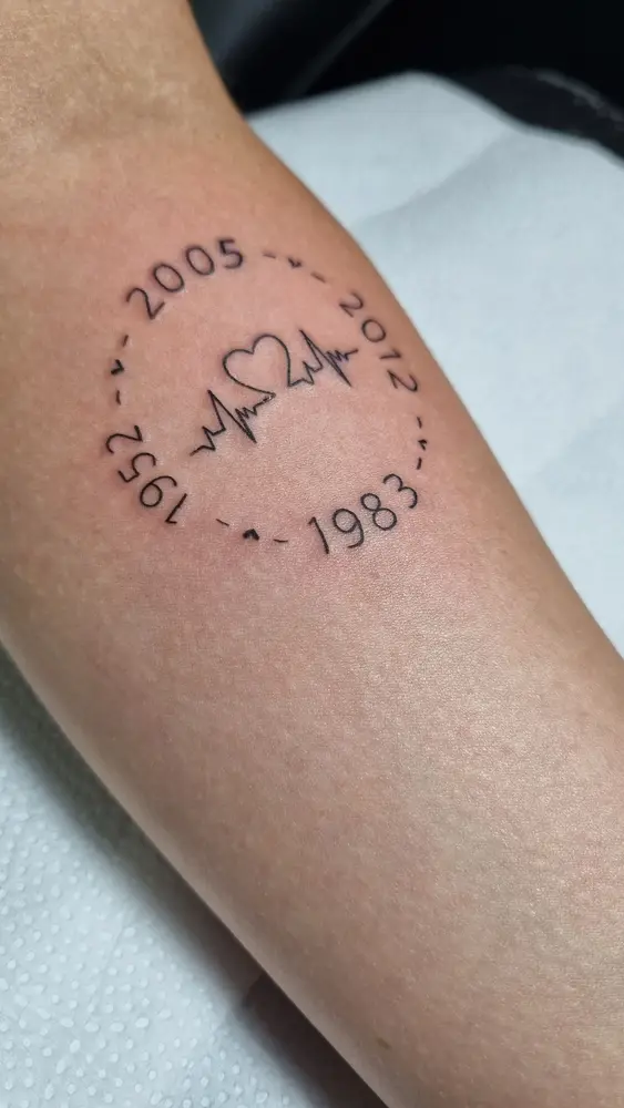Tatuagem afetiva com datas Palivo Tattoo