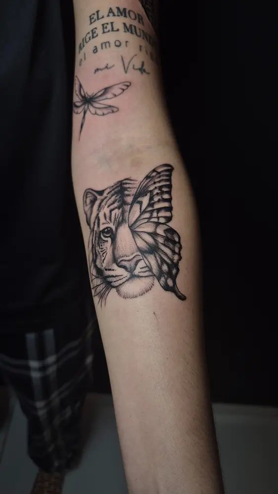 Mini realismo de tigre e borboleta Palivo Tattoo