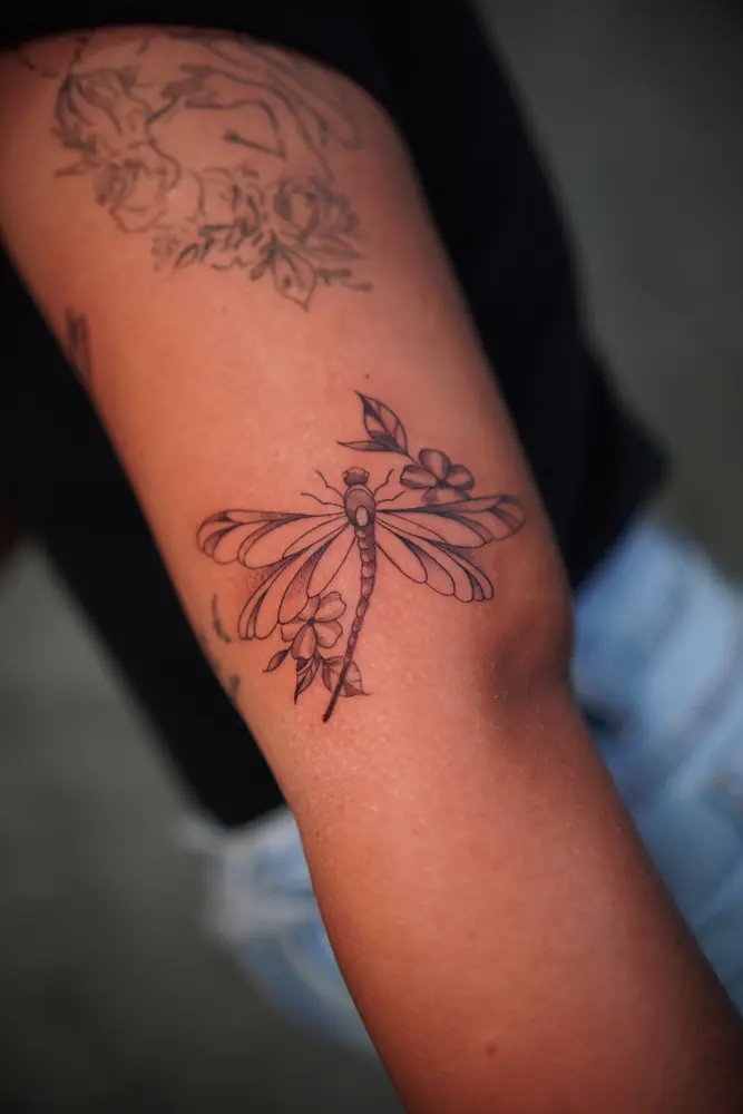 Fine Line de libélula Palivo Tattoo